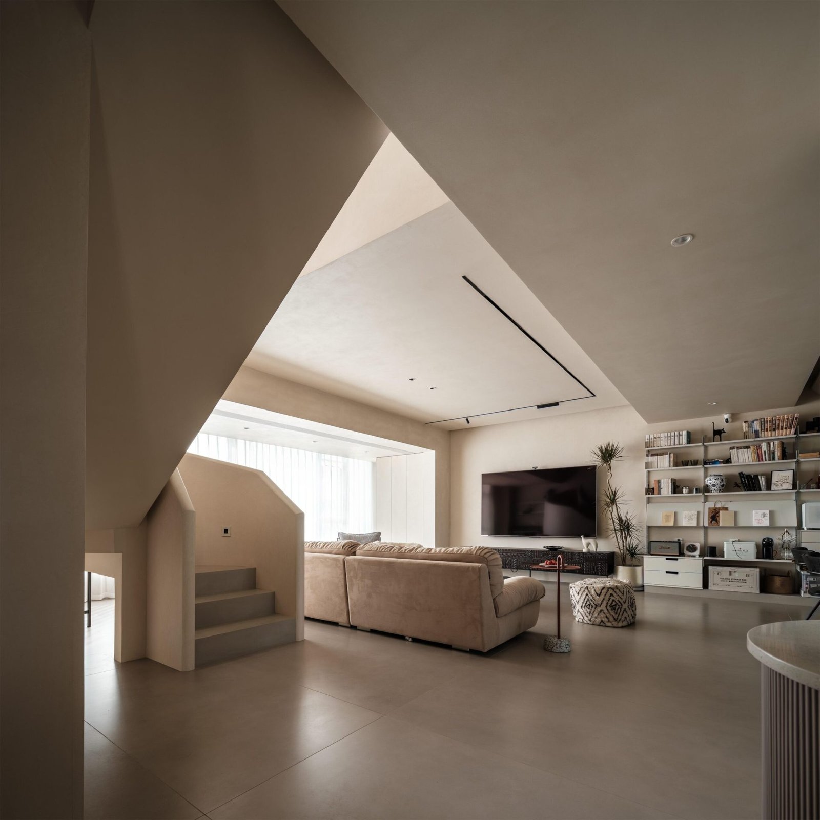 diseno-interior-moderno-con-escalera-y-area-de-vivienda-de-concepto-abierto