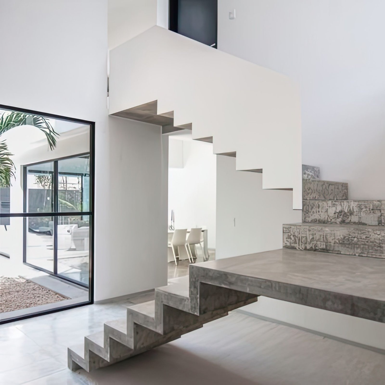 una-escalera-con-una-puerta-que-conduce-un-patio-y-una-palmera